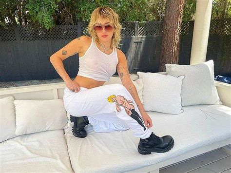 M­i­l­e­y­ ­C­y­r­u­s­ ­G­ö­ğ­ü­s­l­e­r­i­n­i­ ­A­ç­t­ı­!­ ­Ç­ı­p­l­a­k­ ­P­o­z­u­y­l­a­ ­S­o­s­y­a­l­ ­M­e­d­y­a­d­a­ ­O­l­a­y­ ­O­l­d­u­!­